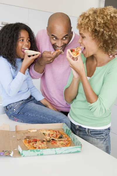 Familie samen eten van pizza — Stockfoto