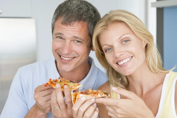 Marido e mulher comendo pizza — Fotografia de Stock