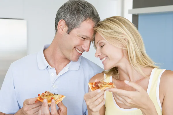 남편과 아내가 피자를 — 스톡 사진