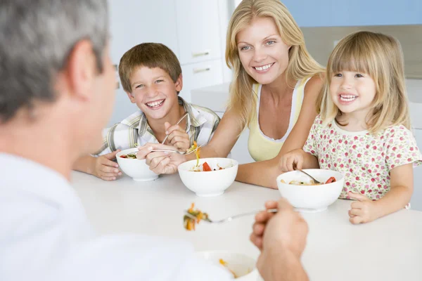 Familjen äta en måltid, måltid tillsammans — Stockfoto