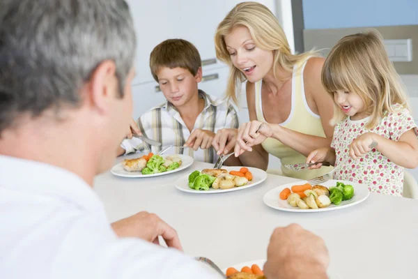 Familie beim Essen, gemeinsame Mahlzeit — Stockfoto