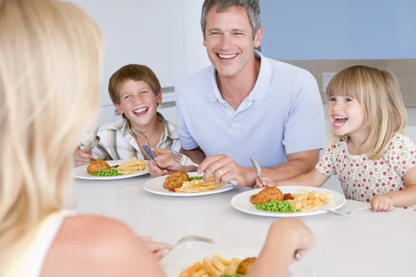 Οικογένεια Τρώει Ένα Γεύμα Γεύμα Μαζί — Φωτογραφία Αρχείου