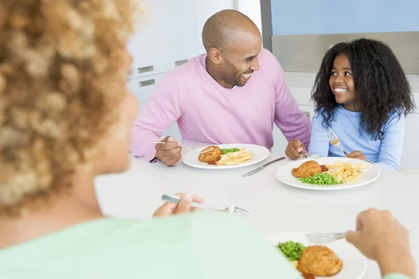Bir yemek yeme aile birlikte yemek zamanı — Stok fotoğraf