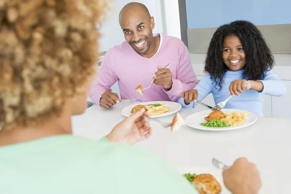 Семья ест еду, обедает вместе — стоковое фото