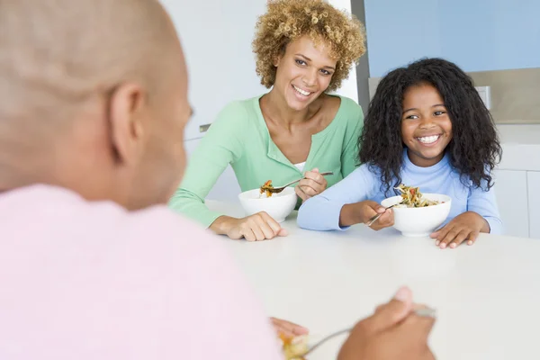 Rodina jíst jídlo, jídle společně — Stock fotografie