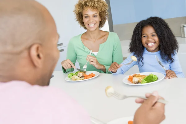 Семья ест еду, обедает вместе — стоковое фото