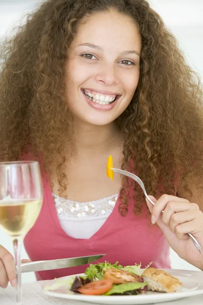 Donna Mangiare pasto, pasto con un bicchiere di vino — Foto Stock