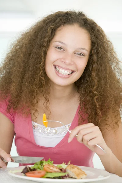 年轻女子享受健康膳食 — 图库照片