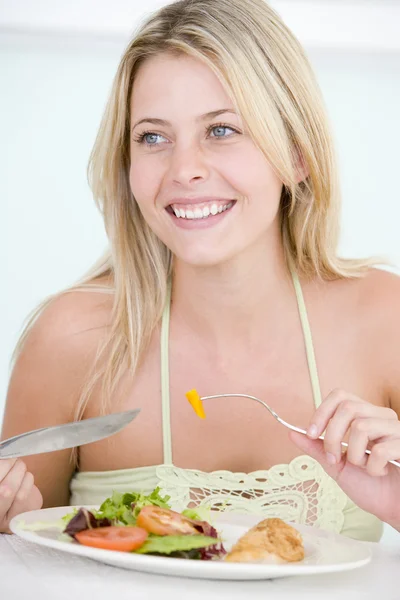 Mujer joven disfrutando de una comida saludable, a la hora de comer —  Fotos de Stock