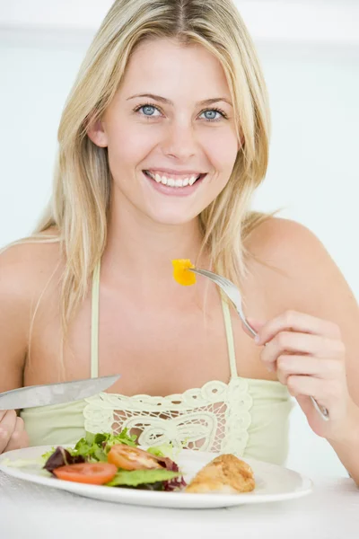 Mujer Joven Disfrutando Una Comida Saludable Hora Comer —  Fotos de Stock