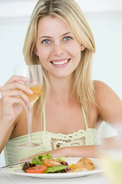 Genç kadın zevk yemek, bir kadeh şarap ile yemek zamanı — Stok fotoğraf