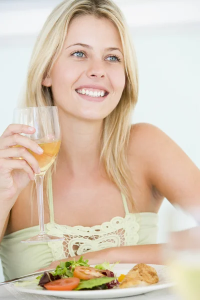 若い女性を楽しむお食事 ワインと食事 — ストック写真