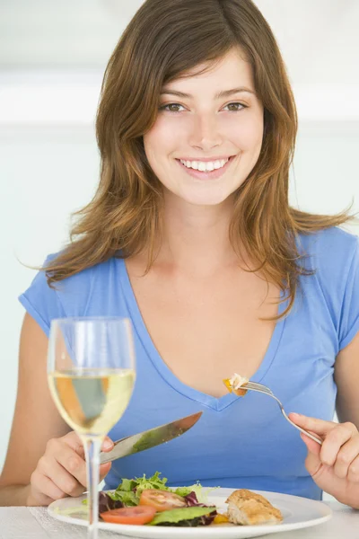 Joven Mujer Disfrutando Comida Hora Comer Con Una Copa Vino — Foto de Stock