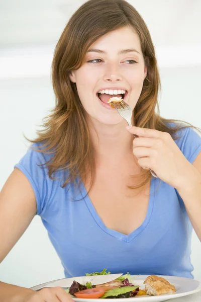 Mujer Joven Disfrutando Comida Hora Comida —  Fotos de Stock