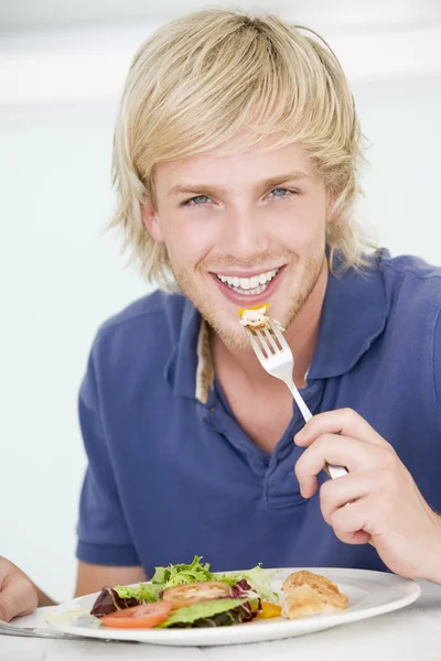 Jonge man genieten van maaltijd, maaltijd — Stockfoto