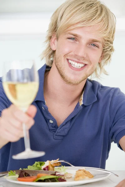 Jovem Desfrutando Refeição Hora Refeição Com Copo Vinho — Fotografia de Stock