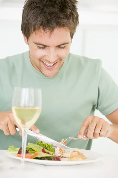 Joven Disfrutando Comida Hora Comer Con Una Copa Vino —  Fotos de Stock