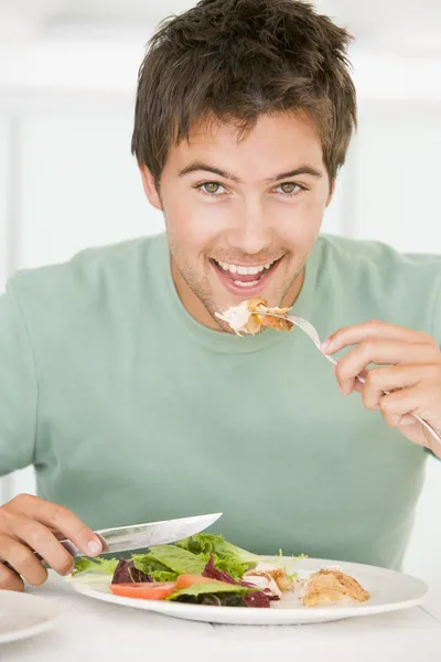 Νεαρός άνδρας απολαμβάνει υγιές γεύμα, γεύμα — Φωτογραφία Αρχείου