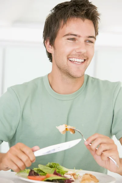 若い男を楽しんで健康的な食事、食事 — ストック写真