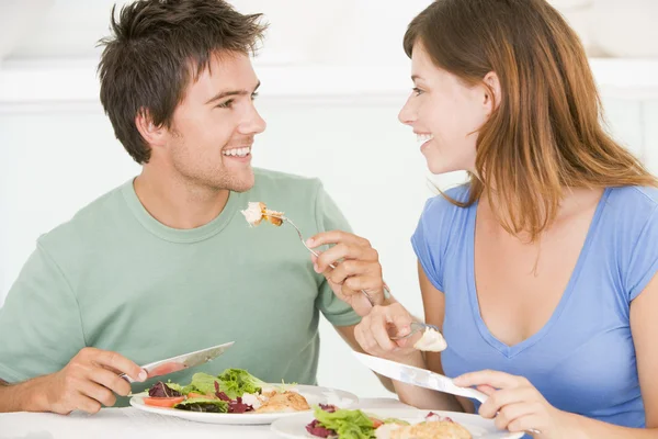 Pareja Joven Disfrutando Comida Hora Comida Juntos —  Fotos de Stock