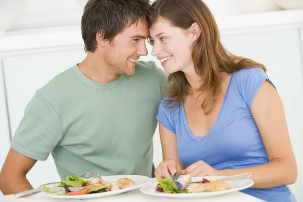 Молодая пара наслаждается едой, обедом вместе — стоковое фото