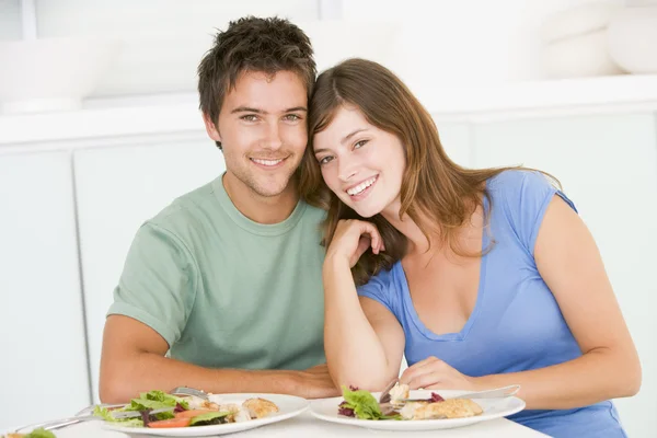 Junges Paar Genießt Essen Gemeinsame Mahlzeit — Stockfoto