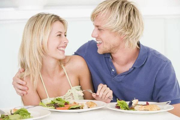 Junges Paar Genießt Essen Gemeinsame Mahlzeit — Stockfoto