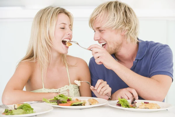 年轻夫妇享受餐 吃饭在一起 — 图库照片