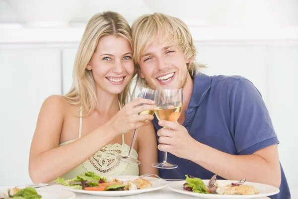Junges Paar genießt Essen, Mahlzeit mit einem Glas Wein — Stockfoto