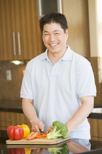Człowiek do krojenia warzyw — Zdjęcie stockowe