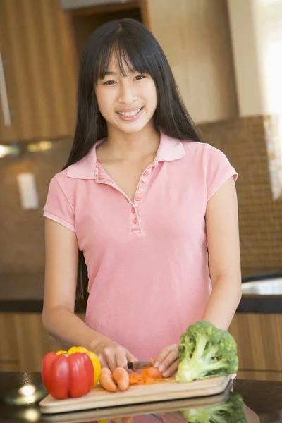 Woman Chopping Vegetables — Stock Photo, Image