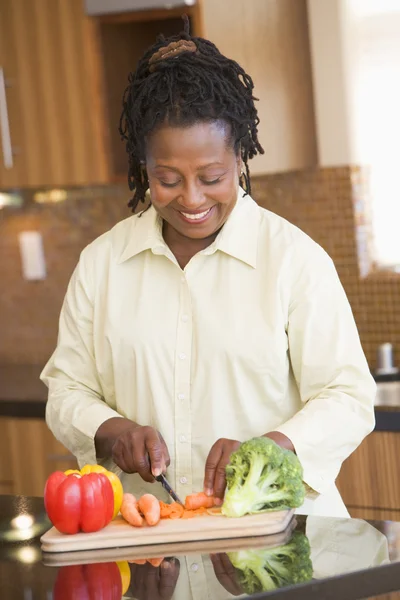 Vrouw hakken groenten — Stockfoto