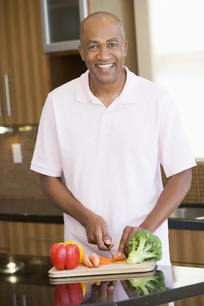 Człowiek do krojenia warzyw — Zdjęcie stockowe