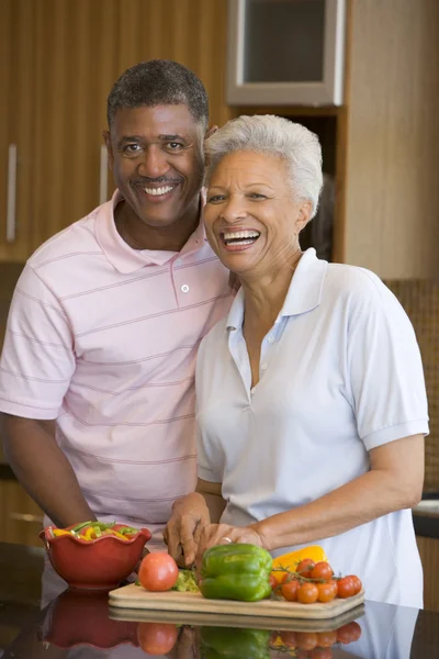 Koca ve karısı yemek hazırlama, birlikte yemek zamanı — Stok fotoğraf