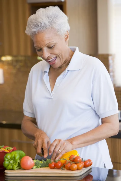 Kobieta do krojenia warzyw — Zdjęcie stockowe