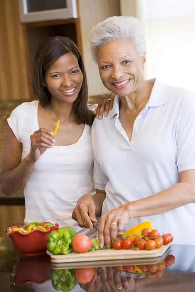 Mother Daughter Preparing Meal Mealtime Together — Stock Photo, Image