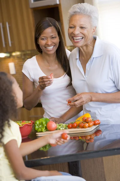 Anne ve kızı hazırlama yemek, yemek zamanı birlikte — Stok fotoğraf