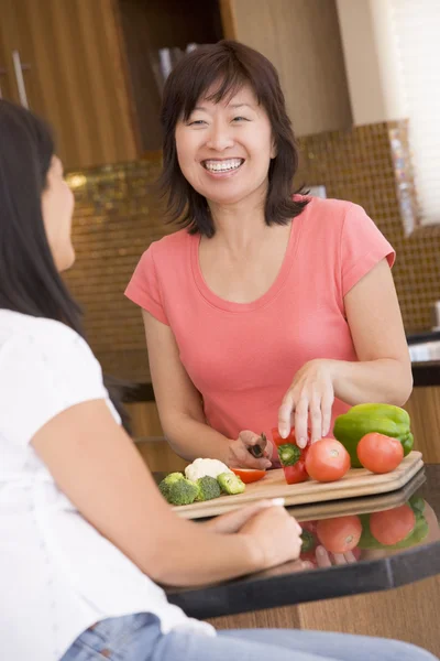 Kobieta Rozmowy Przyjaciela Podczas Przygotowywania Posiłku Posiłku — Zdjęcie stockowe