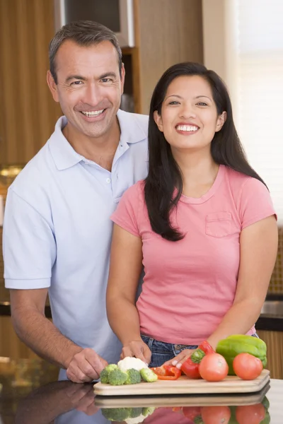 Муж и жена готовят еду, обедают вместе — стоковое фото