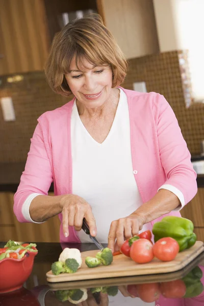 Woman Chopping Vegetables — Stock Photo, Image