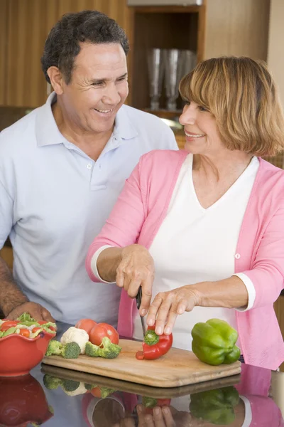 Man en vrouw voorbereiden maaltijd, maaltijd samen — Stockfoto