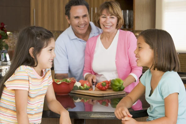 Familia Preparando la comida, a la hora de comer Juntos —  Fotos de Stock