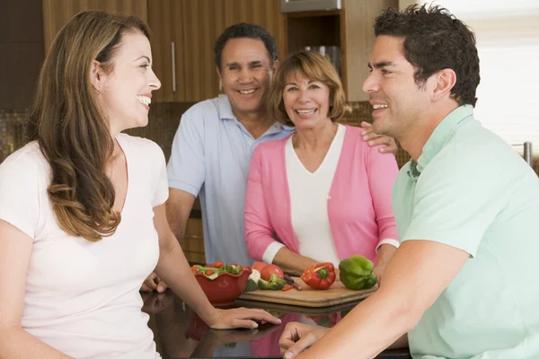 Förbereda familjemåltid, måltid tillsammans — Stockfoto
