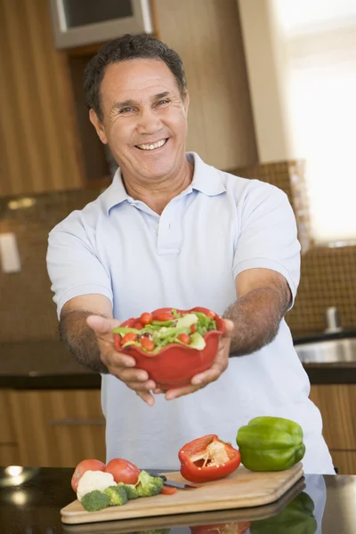 Homem Apresentando Salada — Fotografia de Stock