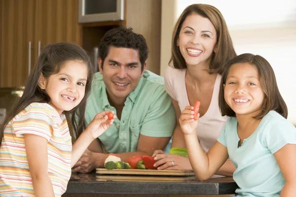 Familie bereitet Essen zu, gemeinsame Mahlzeit — Stockfoto