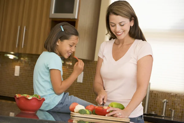 Mor och dotter förbereder måltid, måltid tillsammans — Stockfoto
