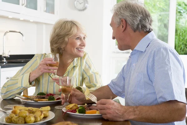 高齢者のカップルを楽しんで食事 一緒に食事 — ストック写真