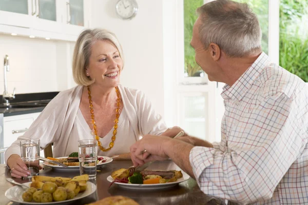 Пожилая пара наслаждается едой, обедом вместе — стоковое фото