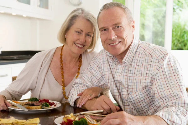 Bejaarde echtpaar genieten van maaltijd, maaltijd samen — Stockfoto