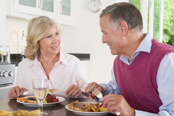 Yaşlı çiftin keyfi yemek, yemek zamanı birlikte — Stok fotoğraf